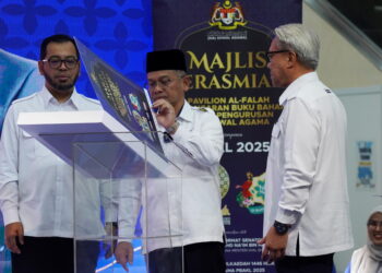 MOHD. Na'im Mokhtar pada Majlis Perasmian Pavilion Al-Falah dan Pelancaran Buku Baharu Agensi Pengurusan Hal Ehwal Agama sempena Pesta Buku Antarabangsa Kuala Lumpur 2025 (PBAKL 2025) di Pusat Dagangan Dunia (WTC) Kuala Lumpur di sini hari ini. Turut serta Timbalan Menteri di Jabatan Perdana Menteri (Hal Ehwal Agama). Dr Zulkifli Hasan (kiri). - UTUSAN/FAUZI BAHARUDIN