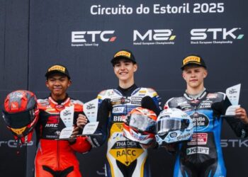 Hakim Danish Ramli (kiri) bersama juara, Brian Uriarte dan pemenang tempat ketiga, Rico Salmela selepas berakhir pusingan pertama Kejohanan Dunia FIM JuniorGP yang membuka tirai musim 2025 di Litar Estoril, Portugal, kelmarin. - IHSAN SIC RACING-MSI