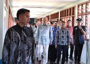 DR. FEISUL Idzwan Mustapha (kanan) mengiringi Sultan Nazrin Muizzuddin Shah melawat anggota FRU yang dirawat di Hospital Teluk Intan.  - UTUSAN/ZULFACHRI ZULKIFLI