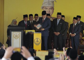 SULTAN Nazrin Muizzuddin Shah merasmikan kompleks bangunan JPN Daerah Larut Matang dan Selama di Taiping hari ini. - UTUSAN