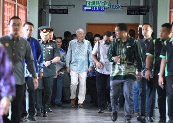 SULTAN Nazrin Muizzuddin Shah semasa melawat anggota FRU yang cedera di Hospital Teluk Intan.  - UTUSAN/ZULFACHRI ZULKIFL