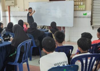 WALAUPUN sudah bersara, Ngah Bidin mengajar tuisyen secara sukarela di Asrama Anak Yatim Darul Falah, Bukit Payung, Marang, Terengganu.