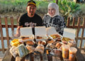 NUR Nadhirah Syuhadah (kanan) bersama suaminya menunjukkan produk makanan ciptaannya yang berasaskan air nira di gerai miliknya yang terletak di Dataran Batu Putih, Marang, Terengganu.–UTUSAN/PUQTRA HAIRRY