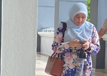 NURUL Nur Ariani, (tudung biru) didakwa di Mahkamah Majistret di sini hari ini atas pertuduhan menceroboh rumah selebriti Anju atau nama sebenarnya Zarina Anjoulie Lavocah Mohd. Fahizul pada 7 Mei lalu. - UTUSAN/NOR SHAFAWATI YUP