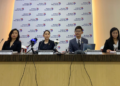 JADEN Teoh Yee Seang (dua kanan) bersama wakil syarikat dan MIDF Amanah Investment Bank Berhad semasa sidang media selepas penyenaraian Oasis Home Holding di Pasaran Ace Bursa Malaysia, semalam.-UTUSAN/SABRINA ZULKIFLI