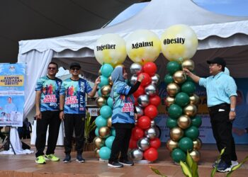 KASEMANI Embong melakukan gimik pelancaran Kempen Kesedaran Obesiti Agenda Negeri Terengganu Sihat 2025 di Batu Buruk, Kuala Terengganu. - PUQTRA HAIRRY ROSLI