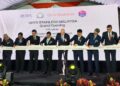 ONN HAFIZ Ghazi (tengah)  memotong riben sebagai gimik perasmian kilang Qryz Stainless Malaysia Sdn. Bhd., di Kawasan Perindustrian Tanjung Langsat, Pasir Gudang, Johor Bahru.