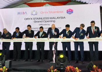 ONN HAFIZ Ghazi (tengah)  memotong riben sebagai gimik perasmian kilang Qryz Stainless Malaysia Sdn. Bhd., di Kawasan Perindustrian Tanjung Langsat, Pasir Gudang, Johor Bahru.