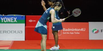 PEARLY Tan-M. Thinaah ketika beraksi menentang pasangan China Jia Yi Fan-Zhang Shu Xian pada aksi separuh akhir Malaysia Masters 2025 di Axiata Arena, Bukit Jalil hari ini. - UTUSAN/ISKANDAR ISHAK