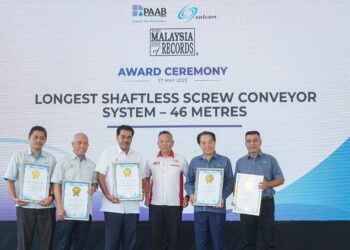 JASENI Maidinsa (tiga dari kiri), Ketua Pegawai Eksekutif Pengurusan Aset Air Berhad (PAAB), Zulkiflee Omar (dua dari kiri), Pengarah Projek Aset Air Berhad (PAAB), Johari Sinal (kiri), Timbalan Pengerusi Eksekutif Salcon Berhad, Tan Seri Datuk Tee Tiam Lee (dua dari kanan), Ketua Pegawai Eksekutif Salcon Engineering Berhad, Jamiluddin Amini Sulaiman (kanan) dan Wakil Malaysia Book of Records, Edwin Yeoh (tiga dari kanan) ketika bergambar pada Majlis Penyampaian Anugerah The Malaysia Book Of Records di sini, hari ini. - UTUSAN/ISKANDAR ISHAK