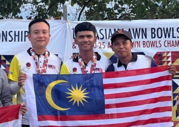 Naufal Azmi (kiri) dan Idham Amin (tengah) meraikan kejayaan meraih pingat emas dalam acara fours lelaki pada Kejohanan Boling Padang Asia 2025 di Clark, Filipina. kelmarin. - IHSAN MSN