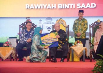TUANKU Syed Sirajuddin Jamalullail berkenan menyerahkan hadiah kepada salah seorang penerima pada Majlis Perasmian Festival Permai 2025 di Kangar, Perlis. – UTUSAN/IZLIZAN OTHMAN
