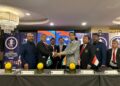 SETIAUSAHA Agung Persekutuan Sepak Takraw Antarabangsa (ISTAF), Datuk Abdul Halim Kader (empat dari kanan) berjabat tangan dengan Setiausaha Agung Persekutuan Sepak Takraw Pakistan (PSF), Noushad Ahmed Khan sambil disaksikan pengadil India, Ankit Kumar (tiga dari kiri) sebelum majlis taklimat kepada para pengadil dan pegawai teknikal antarabangsa Piala Asia Sepak Takraw ASTAF 2025 di sini, hari ini. - IHSAN PSM