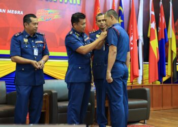 FARHAN Sufyan Borhan (dua dari kiri) menyampaikan pemakaian Batch Fire Fit IPPT dan UKTK kepada pegawainya semasa Majlis Perhimpunan Bulanan JBPM Kelantan di Tunjung, Kota Bharu, Kelantan. - UTUSAN/KAMARUL BISMI KAMARUZAMAN