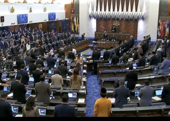 AHLI Parlimen berdiri bagi memberi penghormatan terakhir kepada Perdana Menteri Kelima pada Mesyuarat Khas Dewan Rakyat bagi membincangkan kesan tindakan Amerika Syarikat ke atas ekonomi Malaysia di Dewan Rakyat, hari ini.