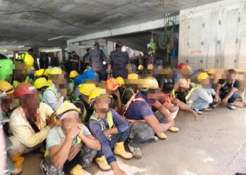 WARGA asing  yang ditahan dalam serbuan Op Bersasar oleh Jabatan Imigresen Malaysia (JIM) Perak di sebuah tapak pembinaan di Bercham, Ipoh hari ini. - UTUSAN