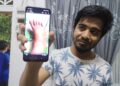 MUHAMAD Rafizal Razali menunjukkan gambar kesan patukan haiwan berbisa di bahagian kaki kanan Abdul Kadir Setapa di Kampung Payung, Setiu, Terengganu. - UTUSAN / WAN ZURATIKAH IFFAH WAN ZULKIFLI