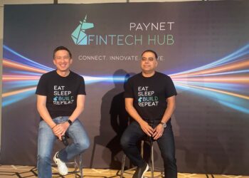 GARY Yeoh (kiri) dan Farhan Ahmad ketika sidang media selepas Majlis Pelancaran Hab Fintech PayNet di sini, hari ini. UTUSAN/SABRINA ZULKIFLI