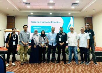 BARISAN petugas daripada Persatuan Penulis Nasional Malaysia (PENA) yang menjayakan Projek Penerbitan Buku PENA Madani. - UTUSAN/NUR ATHIRAH