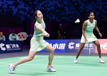 BEREGU wanita negara, Pearly Tan-M. Thinaah ketika beraksi menentang pasangan Jepun, Nami Matsuyama–Chiharu Shida pada aksi terakhir Kumpulan C Piala Sudirman 2025 di Xiamen, China, hari ini. - AFP