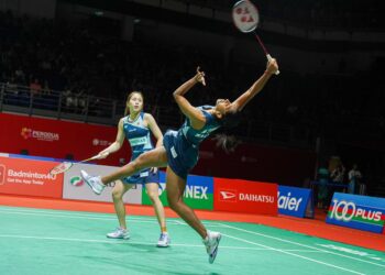 PEARLY Tan-M. Thinaah menewaskan beregu Indonesia Febriana Dwipuji Kusuma-Amalia Cahaya Pratiwi  21-14, 21-14 pada aksi suku akhir Malaysia Masters 2025 di Axiata Arena, Bukit Jalil, hari ini. - UTUSAN/ISKANDAR ISHAK
