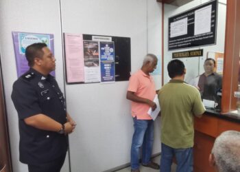 RUDI Zulkarnain Mat Radi  (kanan) yang ditemani majikannya membayar wang ikat jamin di Mahkamah Teluk Intan hari ini. - UTUSAN/AIN SAFRE BIDIN