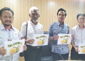 FAHMI Zainol (dua dari kanan) menunjukkan teknologi 'Track and Trace' yang sedia digunakan untuk memastikan ketulenan durian dari Pulau Pinang.