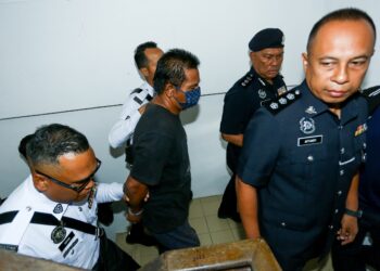 PEMANDU lori terlibat kemalangan dengan trak FRU pada Selasa lalu dibawa ke Mahkamah Teluk Intan untuk pendakwaan. - UTUSAN/MUHAMAD NAZREEN SYAH MUSTHAFA