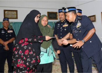 AYOB Khan Mydin Pitchay menyampaikan sumbangan kepada Keluarga mangsa  anggota FRU yang terkorban dalam nahas di Teluk Intan, hari ini. - UTUSAN/MUHAMAD NAZREEN SYAH MUSTHAFA