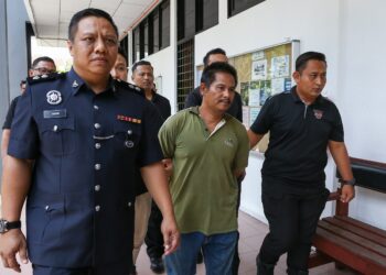 RUDI Zulkarnain Mat Radi  (tengah) ditahan selepas membayar ikat jamin di Mahkamah Teluk Intan hari ini bagi membantu siasatan kes curi lembu. - UTUSAN/MUHAMAD NAZREEN SYAH MUSTHAFA
