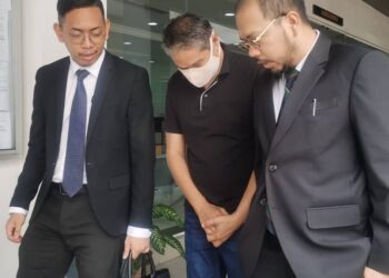 ASRUL Azwan Yunus (tengah) bersama peguamnya membayar jaminan ditetapkan mahkamah selepas didakwa atas pertuduhan mencuri sebuah lori di Mahkamah Majistret Kota Bharu, Kelantan. - UTUSAN/ROSALWANI CHE SOH