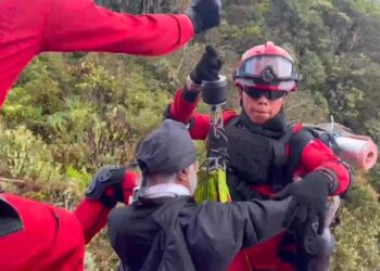 ANGGOTA dari Unit Udara JBPM membantu mangsa yang cedera di bahu untuk dibawa keluar dari Gunung Yong Belar. - UTUSAN
