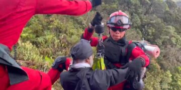 ANGGOTA dari Unit Udara JBPM membantu mangsa yang cedera di bahu untuk dibawa keluar dari Gunung Yong Belar. - UTUSAN