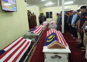 SOLAT jenazah tujuh mangsa yang beragama Islam di Surau Al Mustaqim Unit 5 FRU Sungai Senam Ipoh, Perak sebelum kesemua sembilan mangsa dihantar pulang ke tempat masing-masing untuk dikebumikan. - UTUSAN/FADZIL ZAINOL