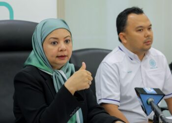 ZARINA Ismail (kiri) bercakap dalam sidang akhbar menggesa kerajaan mengkaji semula penarikan penggunaan gas petroleum cecair (LPG) bersubsidi terhadap industri dobi di  Solaris Dutamas, hari ini. - UTUSAN/FARIZ RUSADIO