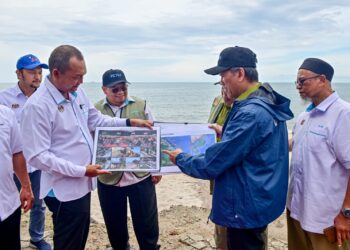 MAD Zaidi Mohd Karli (dua, kiri) meninjau keadaan terkini semasa melawat Projek Pengawalan Hakisan Pantai Kuala Nerus di Kuala Nerus, Terengganu. - UTUSAN/PUQTRA HAIRRY ROSLI