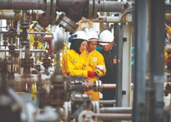 SELAMA lebih tiga dekad, PETRONAS telah memainkan peranan penting dalam membangunkan
bakat mahir untuk industri minyak dan gas melalui program Bantuan Penajaan dan Latihan Institusi
Vokasional (VISTA).