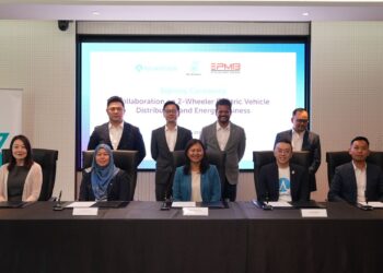 Azrul Osman Rani (berdiri, tiga dari kiri) dalam majlis menandatangani usaha sama strategik (JV) untuk memajukan pengedaran dan penggunaan motosikal elektrik dua roda (2W-EV) serta penyelesaian tenaga berkaitan di Malaysia.