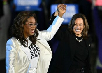 PENERBIT dan pelakon AS, Oprah Winfrey (kiri) bersama calon presiden Demokrat, Kamala Harris semasa perhimpunan kempen Pilihan Raya 2024 di Philadelphia, Pennsylvania, pada 4 November 2024.- AFP