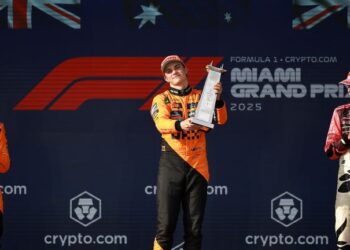 Oscar Piastri (tengah) meraikan kemenangan di Grand Prix Miami, Florida hari ini. - AFP