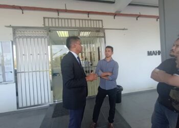 NOR Azman Zakaria (dua dari kiri) ketika hadir Mahkamah Setiu, Terengganu hari ini.