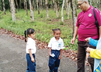 WALAUPUN sudah bersara sebagai Guru Besar, Abd. Manaf Mat sentiasa menyantuni murid Orang Asli etnik Jahut ketika sesuatu acara kokurikulum diadakan di Sekolah Kebangsaan Sungai Kiol, Jerantut, Pahang.