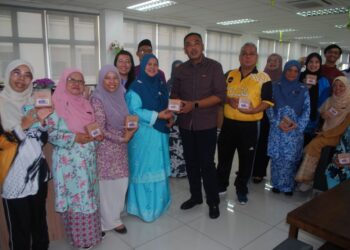MOHD. Noor Helmy Abd. Halem menyerahkan makanan ringan kepada guru sempena Sambutan Hari Guru 2025 di SMK Seri Duyong, Melaka. - UTUSAN/AMRAN MULUP