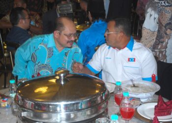 AMIRUDIN Shari dan Shamsul Iskandar Mohd. Akin berbincang mengenai pemilihan PKR pada Majlis Makan Malam Keadilan Hang Tuah Jaya di Bakar Batu, Bacang, Melaka. UTUSAN/AMRAN MULUP