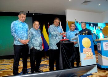 AB. Rauf Yusoh menekan tombol merah melancarkan logo baharu Perbadanan Pembangunan Sungai dan Pantai Melaka (PPSPM) pada Majlis Perhimpunan Bulanan Pentadbiran Kerajaan Negeri Melaka Bagi Bulan Mei 2025 di Pusat Dagangan Antarabangsa Melaka (MITC), Ayer Keroh, Melaka. - UTUSAN/AMRAN MULUP