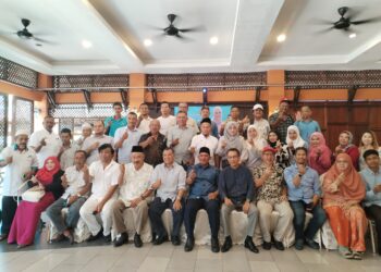 AHMAD Nazri Mohd. Yusof (enam dari kiri, hadapan) ketika Majlis Kesyukuran dan Perpaduan Rakyat Anjuran PKR Cabang Besut di Tanjung Demong Resort, di Besut, Terengganu. - UTUSAN/WAN ZURATIKAH IFFAH WAN ZULKIFLI