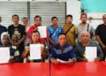 AJK PKR Cabang Lenggong semasa sidang akhbar di Lenggong mengumumkan peletakan jawatan mereka kerana tidak berpuas hati dengan keputusan pemilihan parti. - UTUSAN/FADZIL ZAINOL