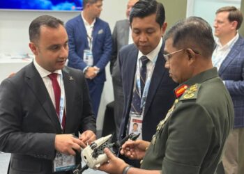 Panglima Angkatan Tentera Jen Datuk Mohd Nizam Jaffar menerima penerangan semasa kunjungan ke reruai PMD, baru-baru ini. - Foto/ PMD