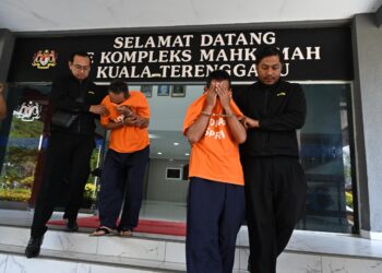 DUA anggota polis yang disyaki meminta dan menerima rasuah dibawa ke Mahkamah Majistret Kuala Terengganu. - UTUSAN/PUQTRA HAIRRY ROSLI