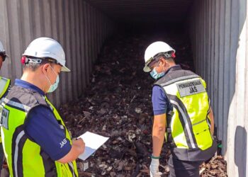 SEBUAH kontena berisi sisa plastik yang tercemar dengan sampah diperiksa di Terminal Kontena Butterworth Utara (NBCT), Pulau Pinang, semalam. - IHSAN JAS PULAU PINANG